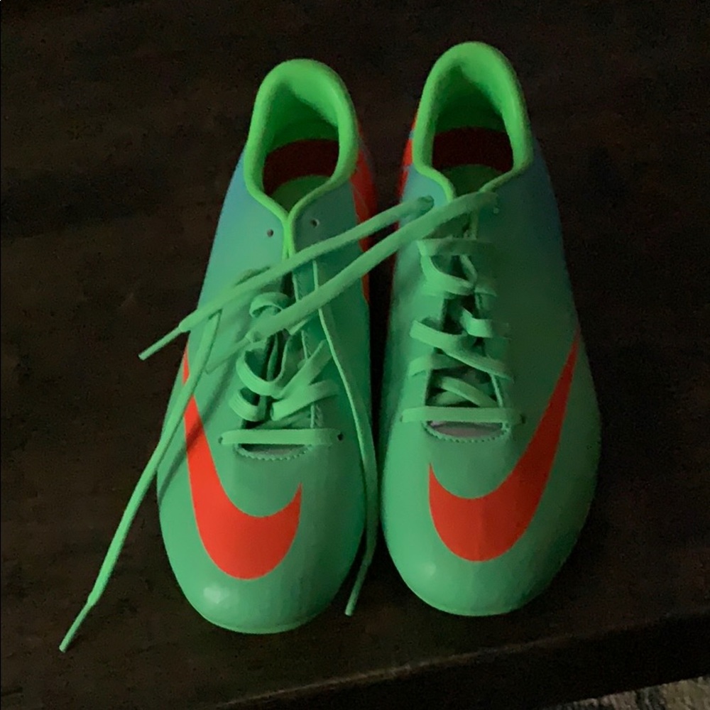 Youth girls Nike soccer shoes 4.5